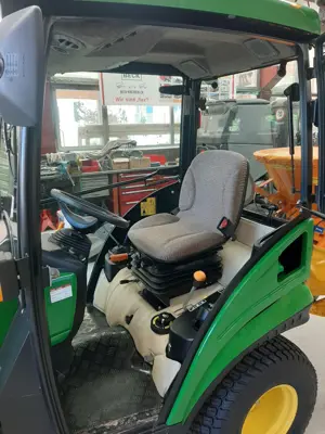 John Deere 1026R mit Zaugg Schneepflug G3 und Rauch Salzstreuer