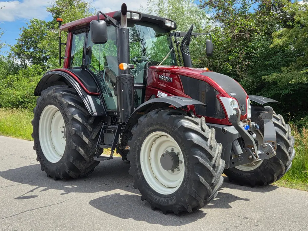 Traktor Valtra N123 H5