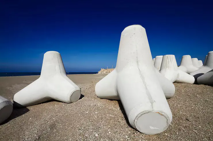 9de2a696-88f7-4126-ac38-1196ad8d3f9b-italien-sizilien-provinz-messina-tetrapoden-aus-beton-am-strand-in-der-naehe-eines-im-bau-befindlichen-hafens_857279-20999 conv.jpg