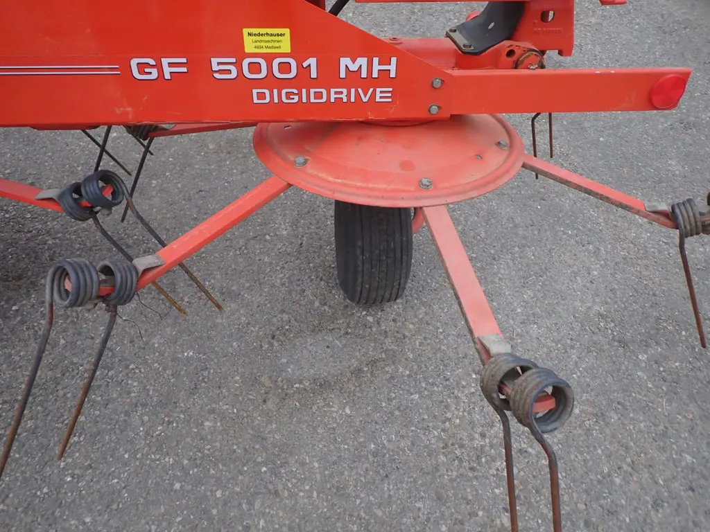 33886ae4-679b-47c0-b0a7-1bff943fddba-Kuhn 5001 bei H Z (3).jpg