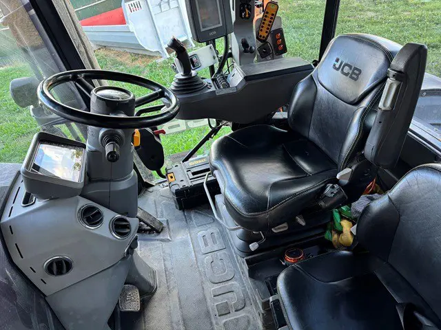 6f80500f-64fa-4fdd-99da-ca4ed5381203-JCB Fastrac 2.jpg