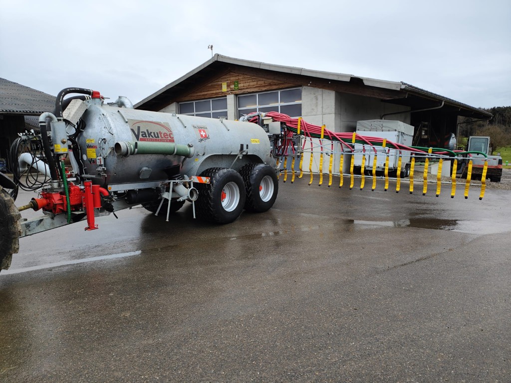 Güllefass Vakutec 10500 mit Schleppschlauch, Saugarm und Turbopumpe