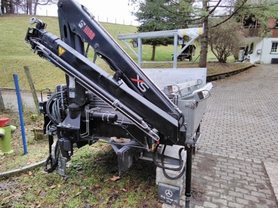 Hiab Kran mit Chassis und Brücke