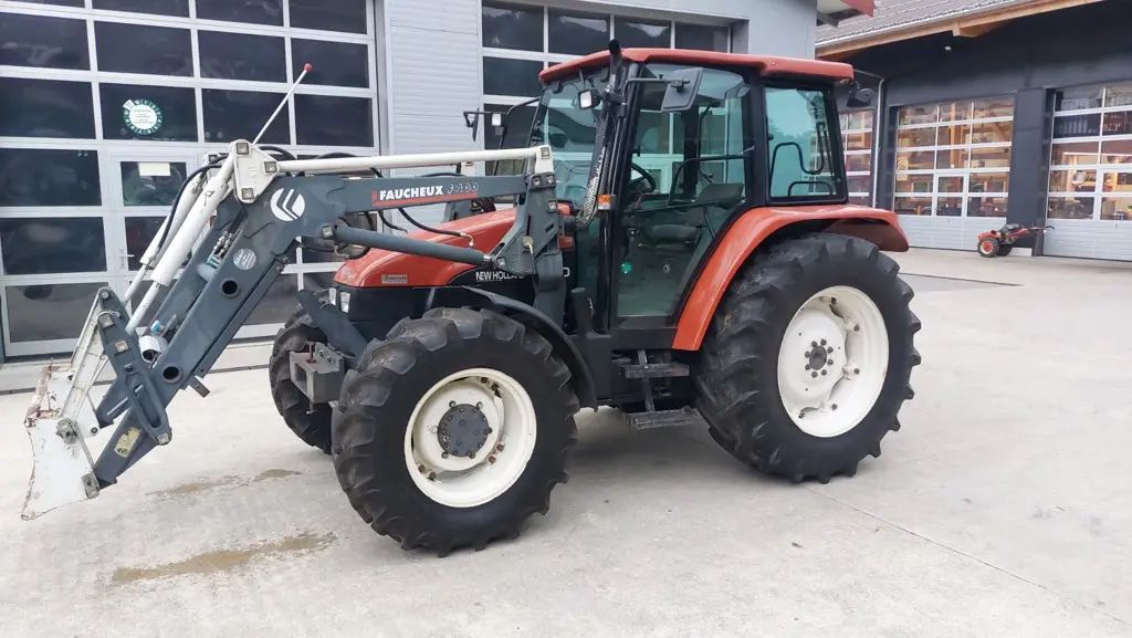 Traktor New Holland TL 80 mit Frontlader