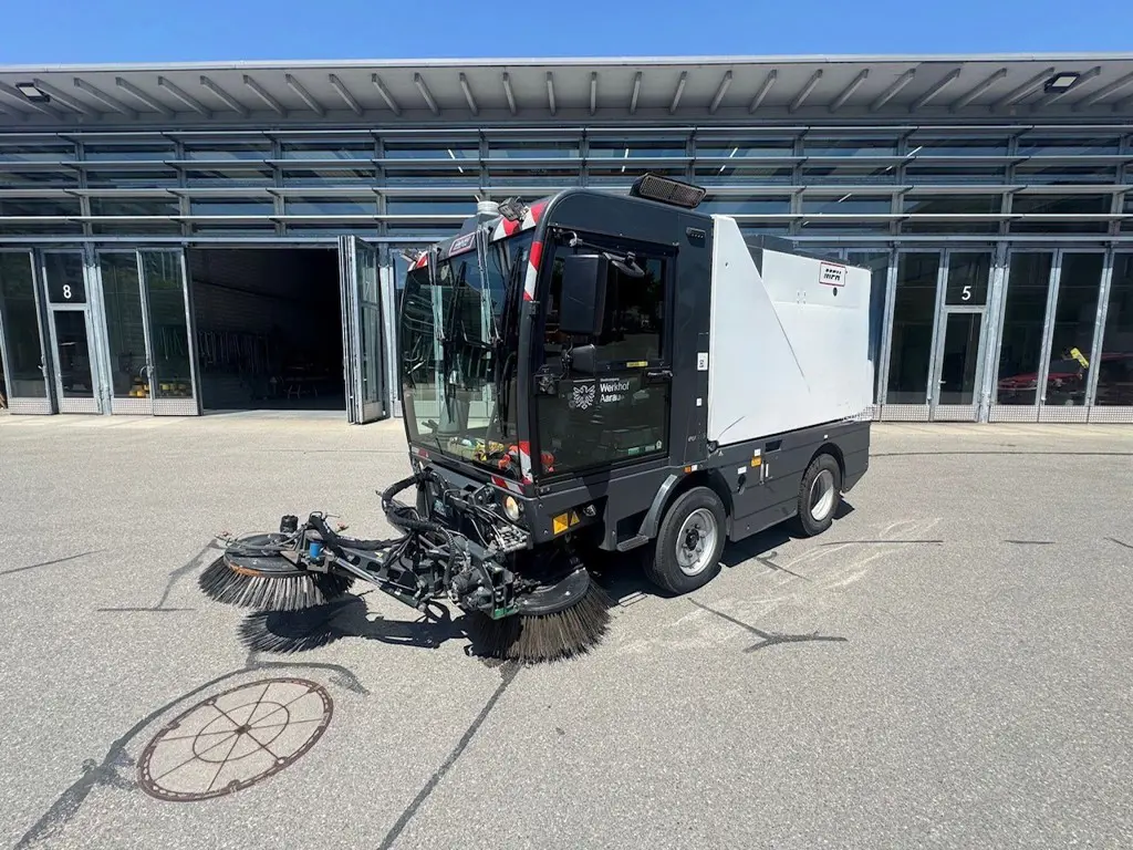 b6f72e47-991e-4da3-97ff-d11562e63580-Kehrsaugmaschine Bucher 9.jpg