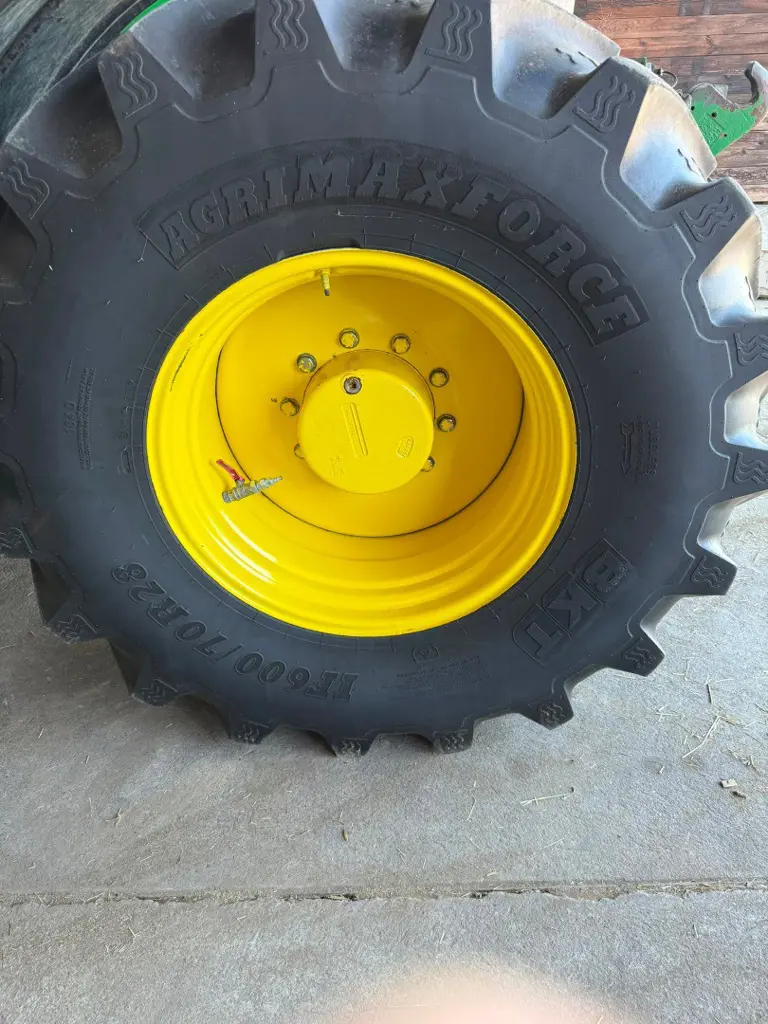 Vorderräder John Deere 600/70 R28 BKT Agrimaxforce