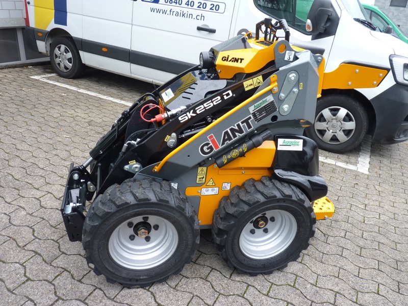 Giant Skid-Lader SK 252D