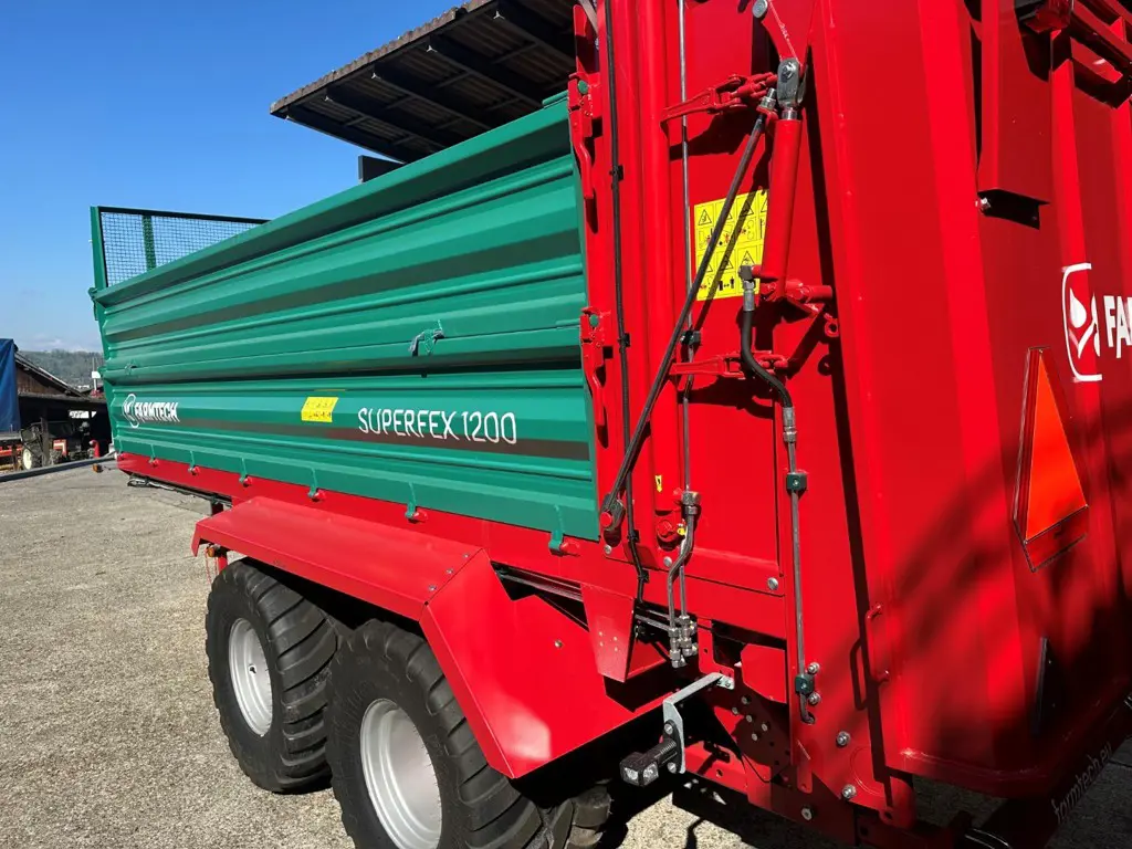 23a44218-4144-4bc3-9f75-12e051f5e057-Farmtech Miststreuer 2.jpg