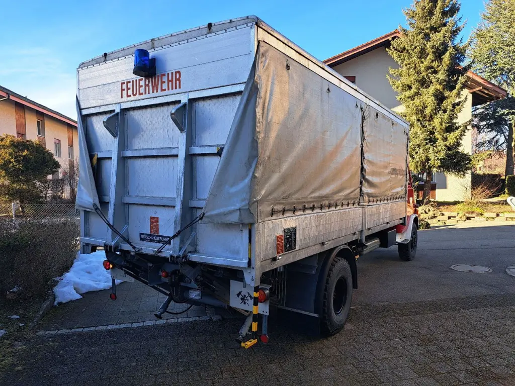 4fcb5fbd-516b-45f1-a8f6-d19891e656e0-steyr-690-von-armee-feuerwehr-mit-blachenverdeckhebebuhne2.jpg