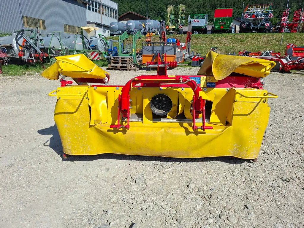 Faucheuse à disques frontale Pöttinger