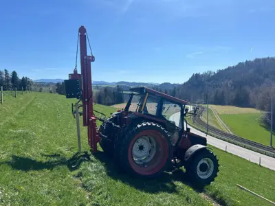 Pfahlramme an Traktor/Enfonce à pieux