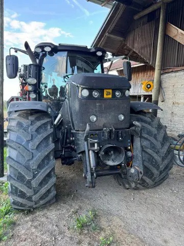 3f77423e-b8f9-4630-ae08-f4e70f64b99d-JCB Fastrac 1.jpg