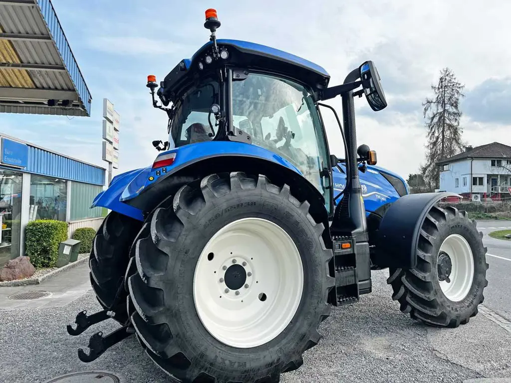 d3baf4c9-614c-4cff-b8ea-608b462cbdf2-35874-New-Holland-Traktor-T-6.jpg