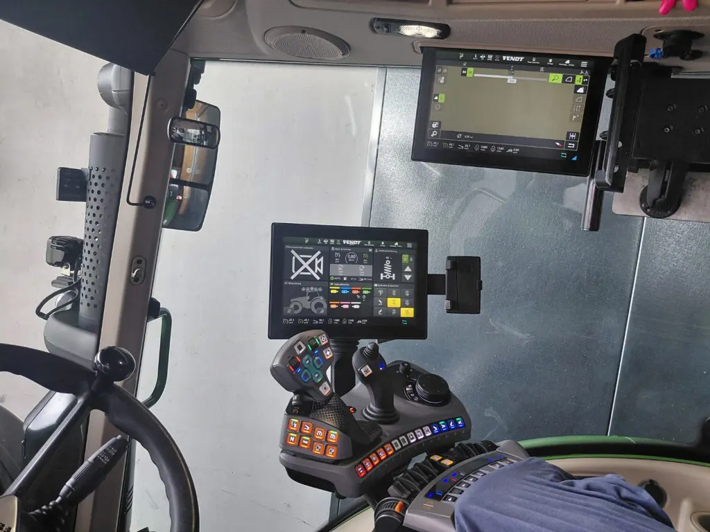 3f7d385b-8504-46d6-9cef-3c7ff3e63f50-Fendt 724 G4 (4).jpg