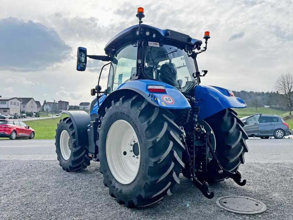 2047f9a3-dfbd-48a0-82de-c821a37f960a-35874-New-Holland-Traktor-T-6.jpg