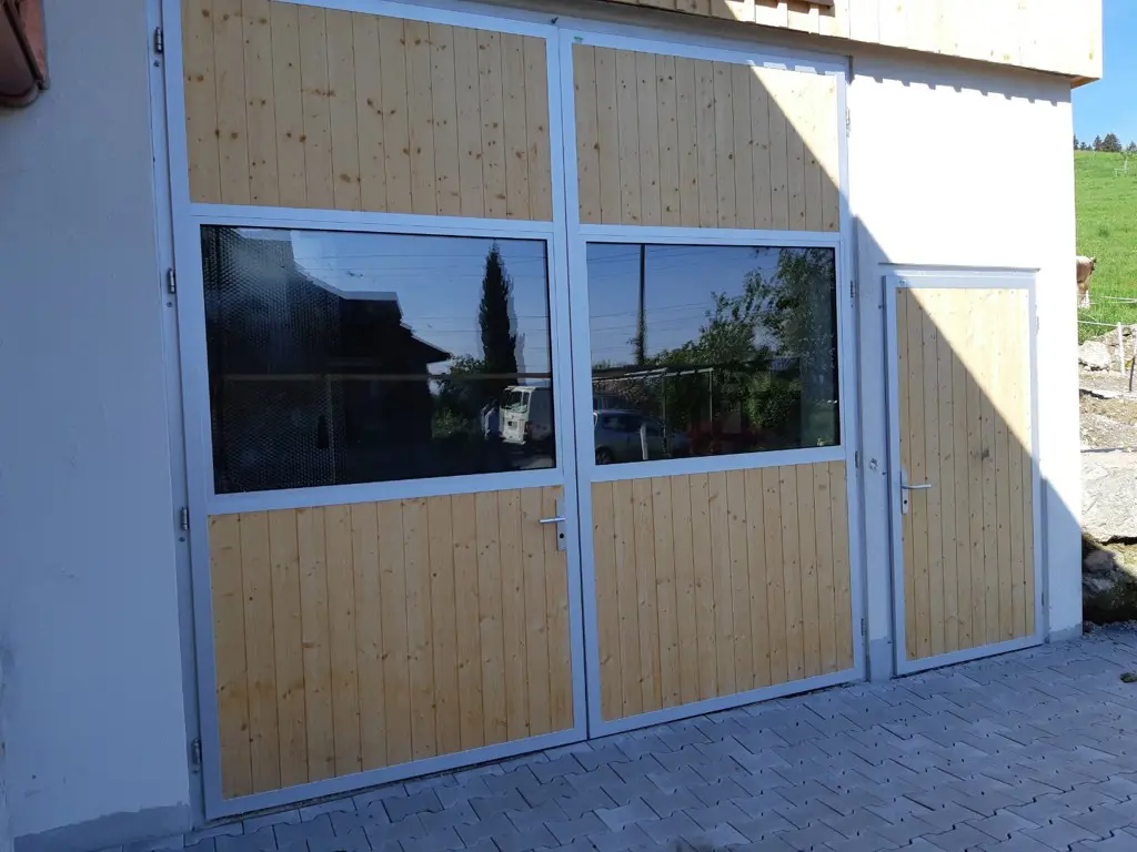 47b3e436-e64c-417f-8006-ab40b4dcf191-Stall- und Doppelflügeltüre Täfer.jpg