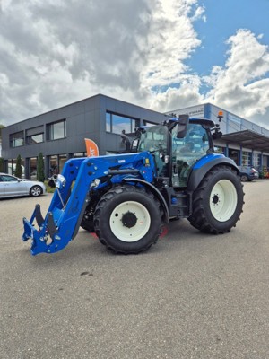 New Holland T5.140 AC mit Frontlader Hauer XB
