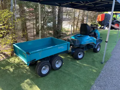 Tracteur à gazon avec remorque