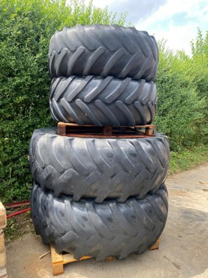 Roues complètes montées sur FORD 8240