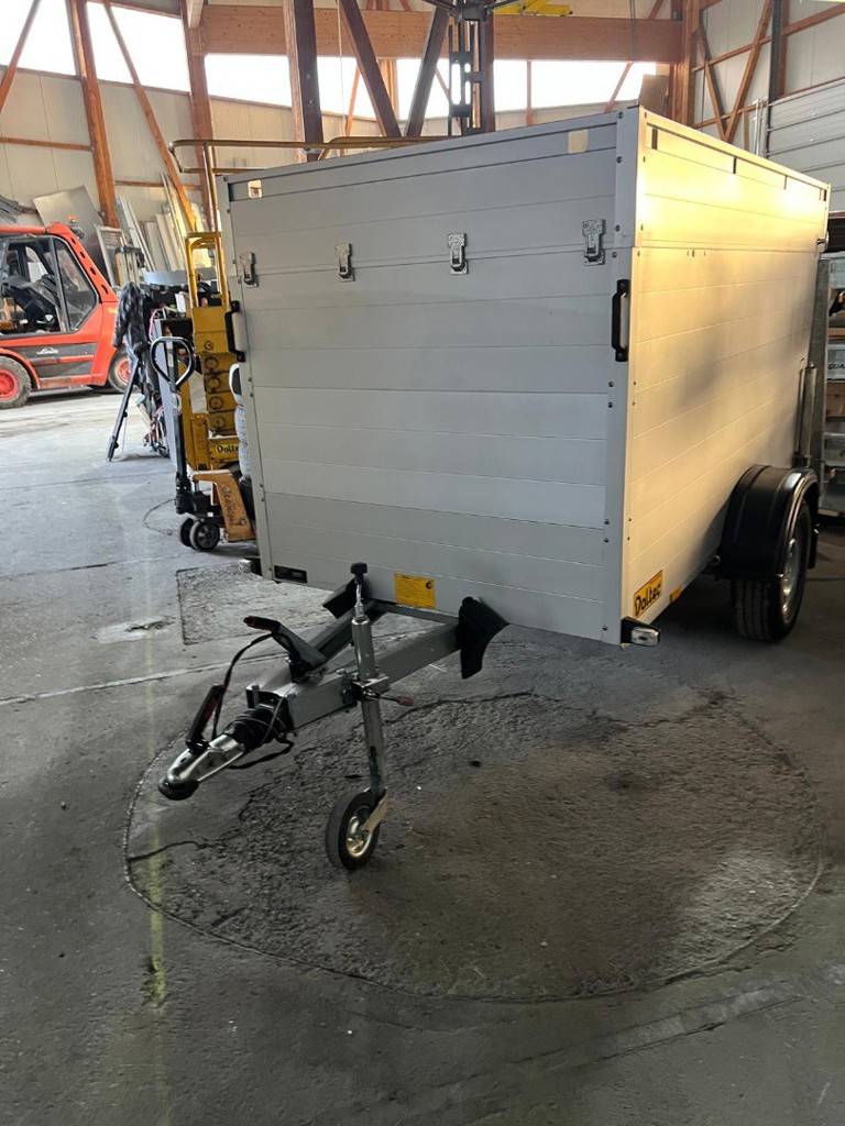 f988d867-612d-4474-b95b-99fe202b81ad-Alukoffer Anhänger mit Klappdeckel (5).jpg