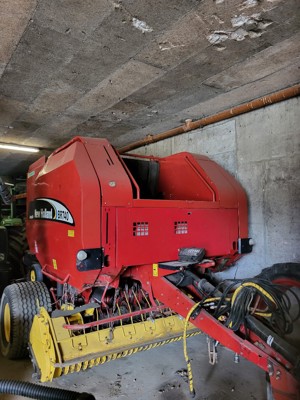 Rundballenpresse New Holland BR 740