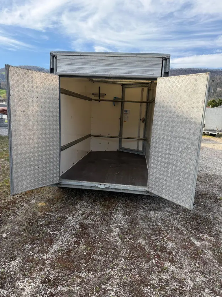 c3aab427-25d3-4fa0-838a-5ebe8a1bc48a-IFOR Williams_Kofferanhänger_04.jpg