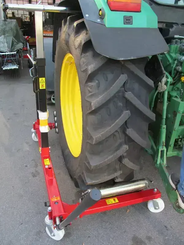 Radwechselwagen - die grosse Hilfe beim Radwechsel/Chariot change roues