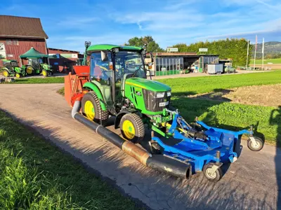 Mähwerk und Grasaufnahme zu Kommunaltraktor