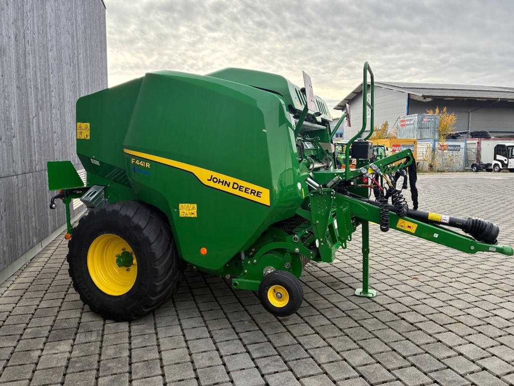 Rundballenpresse John Deere F441R