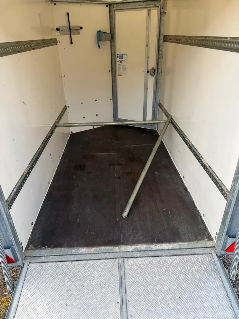 68a2c63c-20cc-4afc-b014-bde8c09943d2-IFOR Williams_Kofferanhänger_06.jpg