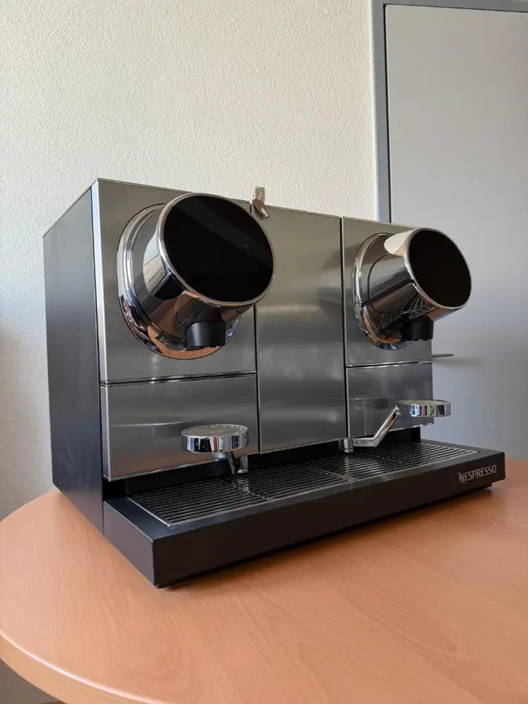 64e0db3c-1ed8-43d0-8a8b-5da3654f26f4-Nespresso_Professional_Momento 200_03.jpg