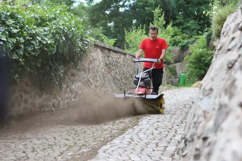 Kehrbesen/Kehrmaschine mit Benzinmotor/Balayeuse avec moteur à essence