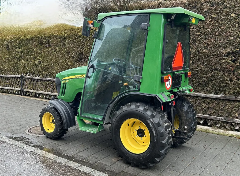 ef5d7c5c-02a2-45b0-bb5c-68a59fc416b1-Johny 2025 R 004.jpg