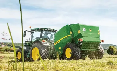 Rundballenpresse John Deere F 441 R mit 2 Meter Pick-up