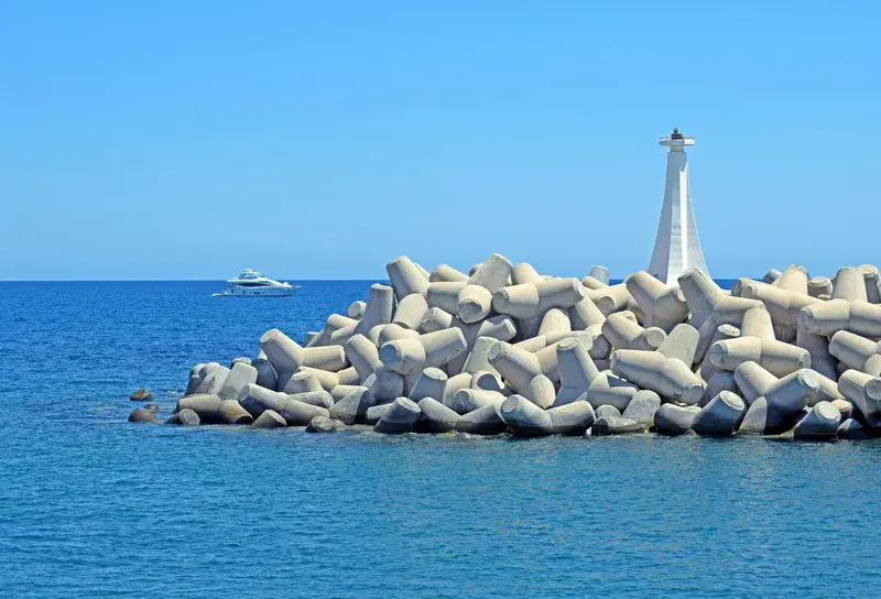 ff790bdd-2d88-4d06-b106-f1aa11430d00-beach-7047906_medium conv.jpg