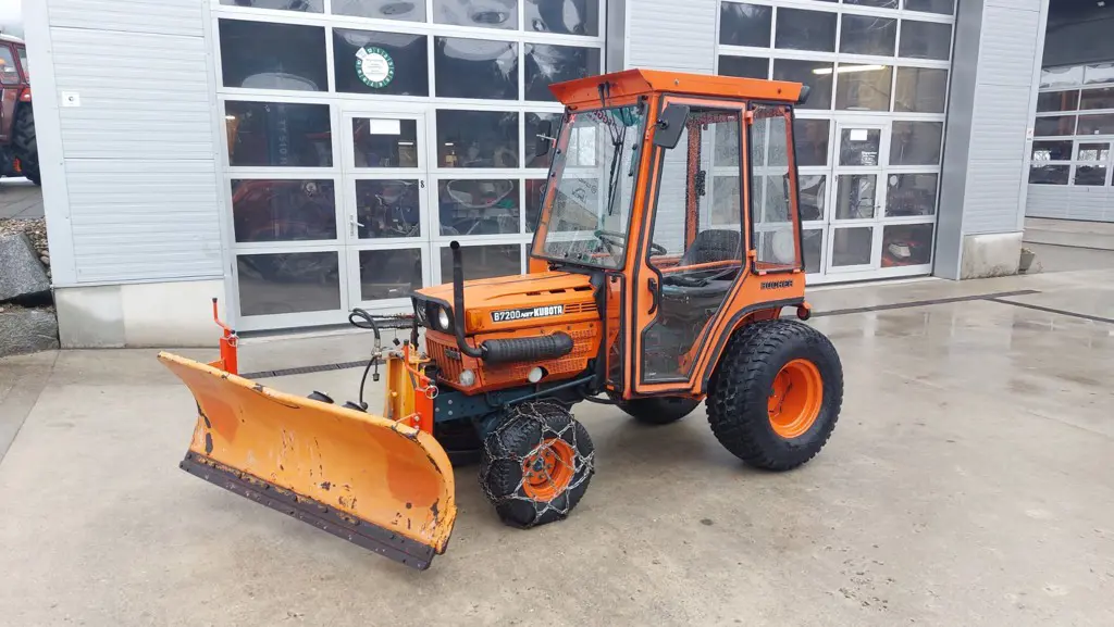 Traktor Kubota B7200 mit Schneepflug