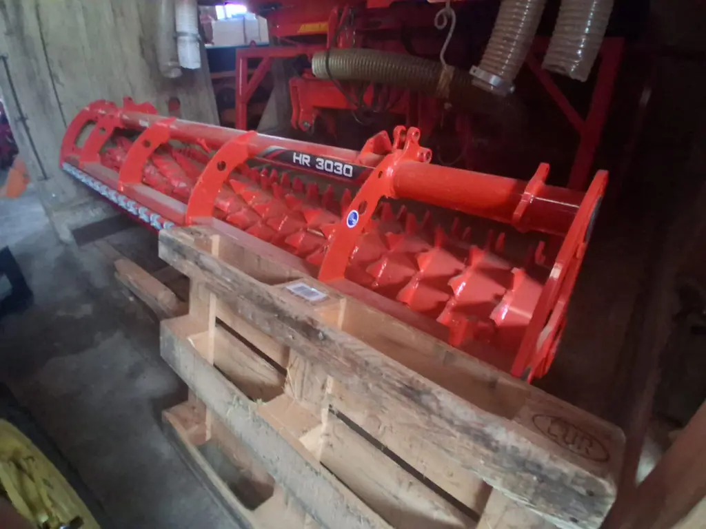 e68d7b5f-6116-4c06-935a-9479abc8ae75-Kreiselegge Kuhn HR3030 Packerwalze.jpg