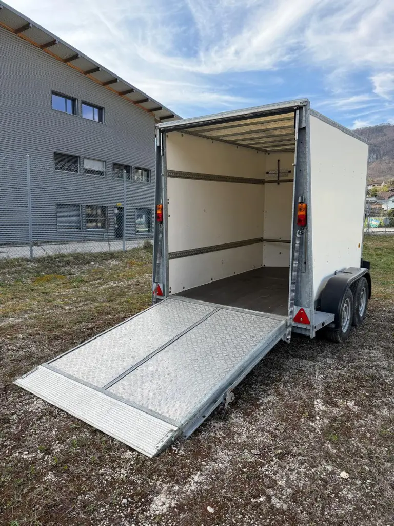 aaaae7b5-fcfa-4743-bee1-0ef63d288789-IFOR Williams_Kofferanhänger_05.jpg