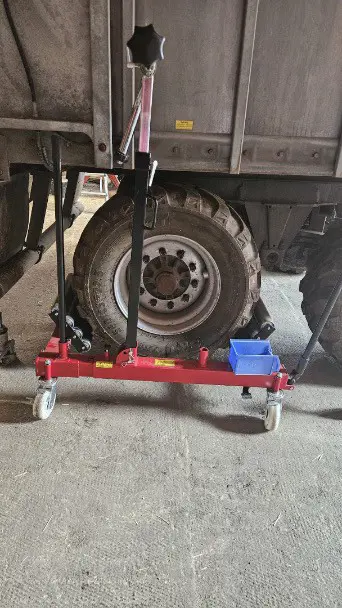 Radwechselwagen - die grosse Hilfe beim Radwechsel/Chariot change roues