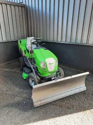 Rasentraktor Viking T6 mit Schneeschild