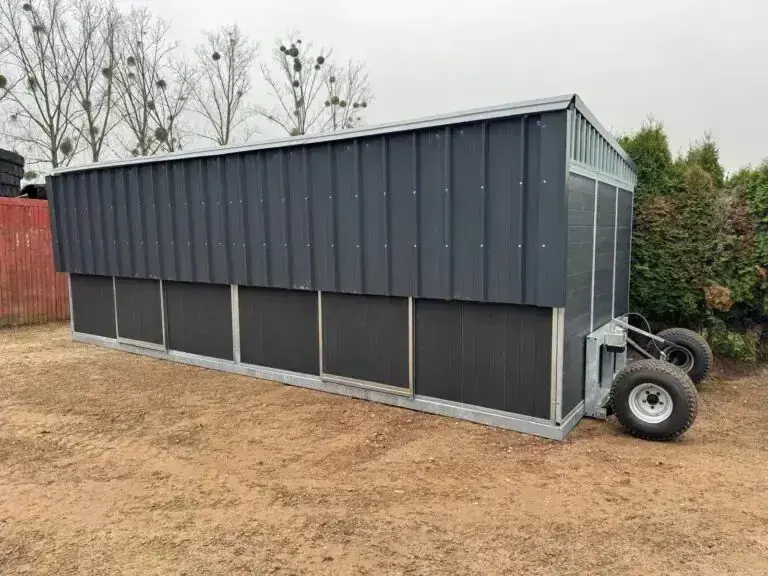 1e037da0-28ac-4f46-be9a-2772d14c1bc5-Mobiler Pferdestall  Aussenstall  Unterstand für Pferde - LMB Maschinen GmbH 3.jpg