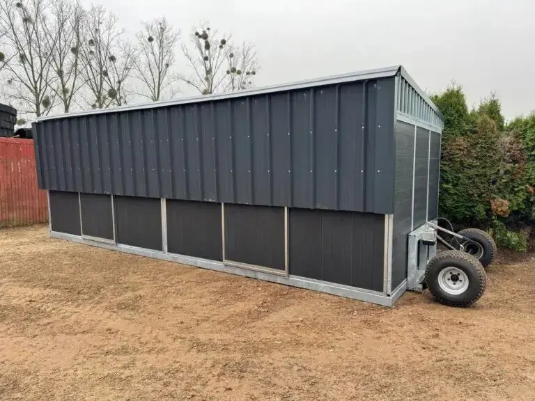 1e037da0-28ac-4f46-be9a-2772d14c1bc5-Mobiler Pferdestall  Aussenstall  Unterstand für Pferde - LMB Maschinen GmbH 3.jpg