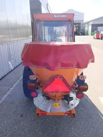 e6fa8acc-e6c5-466d-82df-d8ae7a46acee-Streuer mit Kubota .jpg