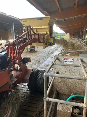 Einstreugerät/Einstreuschaufel, verschiedene Modelle/Pailleuse