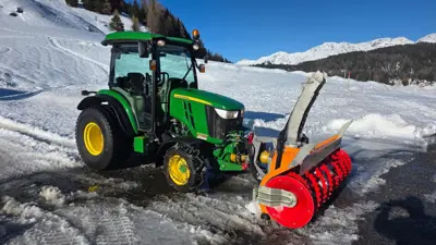 Kommunaltraktor JOHN DEERE 4066R