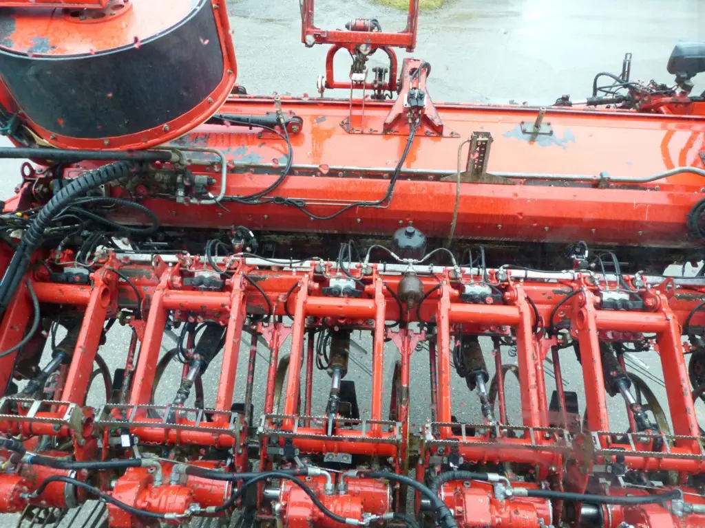 f1d98274-78f3-4985-bbee-8a42ac03c8b7-Holmer T4-30 Pfister (15).jpg