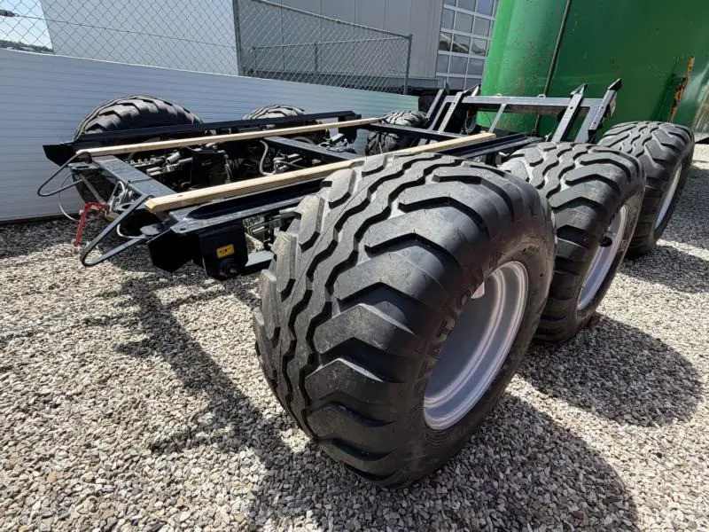 Tandemfahrwerk Pöttinger Bereifung 480/45-17" hydr. Bremsen