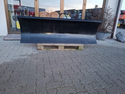 Schneepflug zu Hoflader Euro 8 Aufnahme