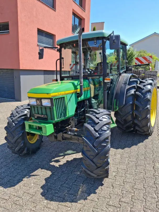 Traktor John Deere 5400