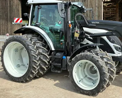 Traktor Valtra A104 mit Frontlader